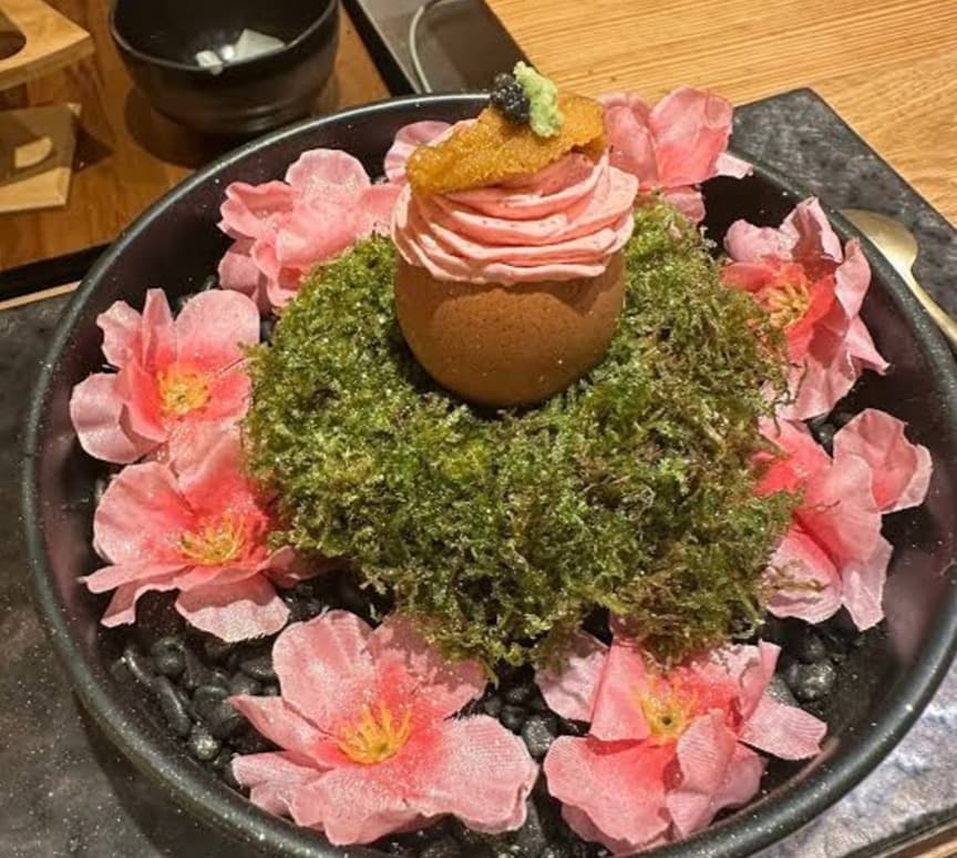 「寿司十番 本店 SUSHI JUBAN Asok Branch」の華やかな和食メニュー