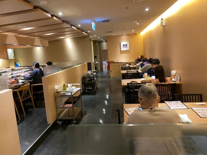 店内：カウンター席とテーブル席を備え幅広いシーンに対応