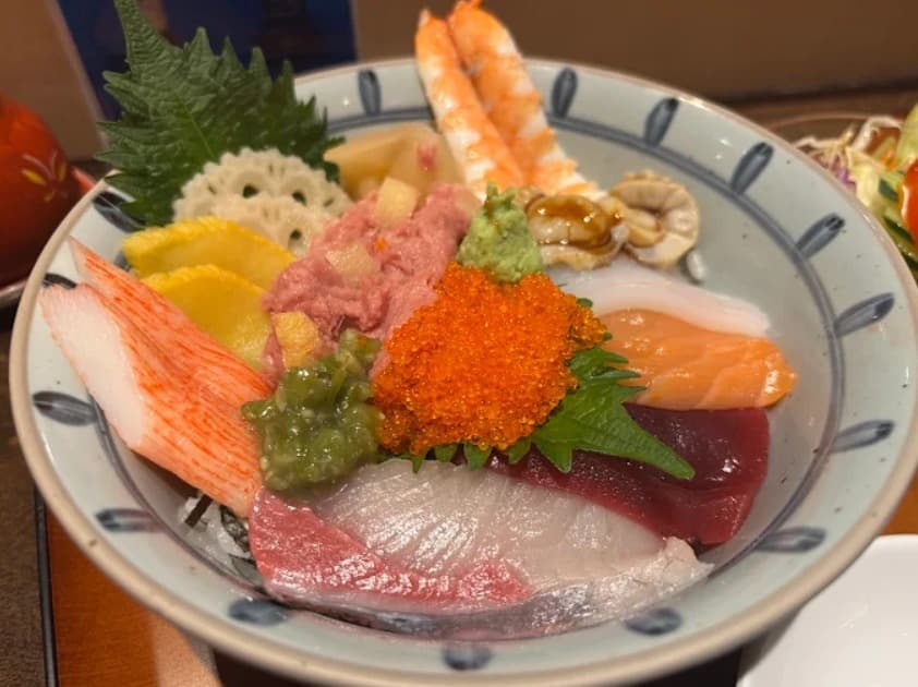 料理：ネタがたっぷり入ったお得なちらし寿司