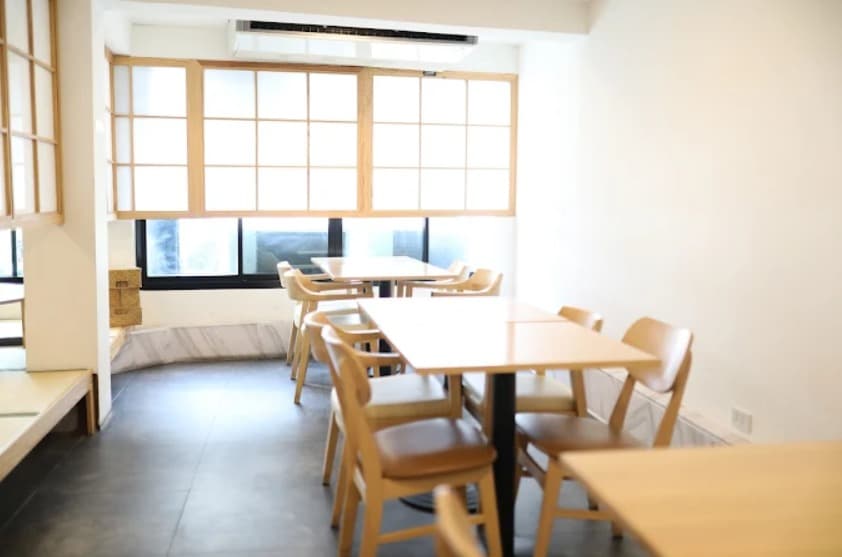 店内：てまごころのカジュアルで清潔感のあるテーブル席