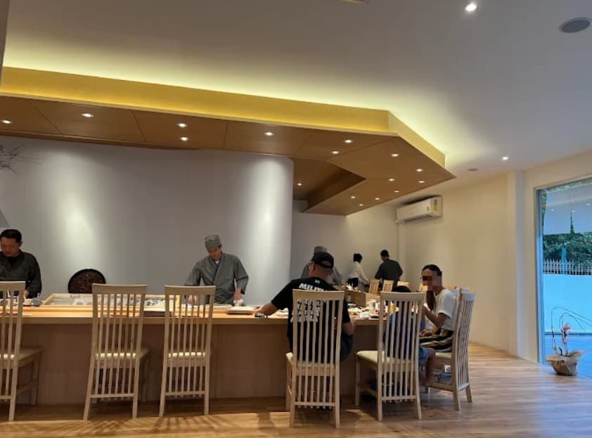 店内：すし七㐂の洗練された木製カウンター席