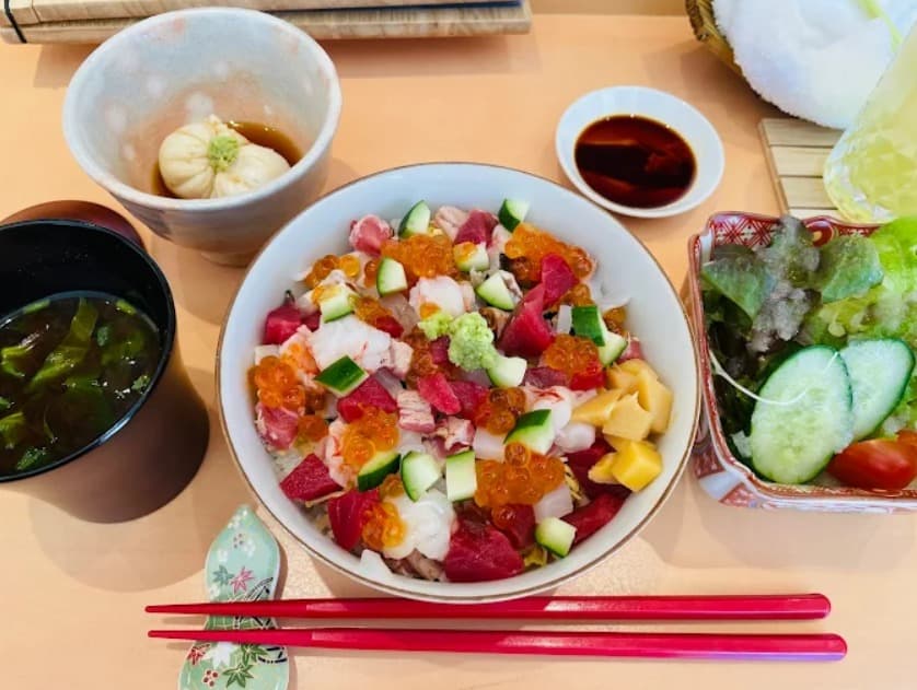 料理：在住日本人に人気なすし七㐂のちらし寿司