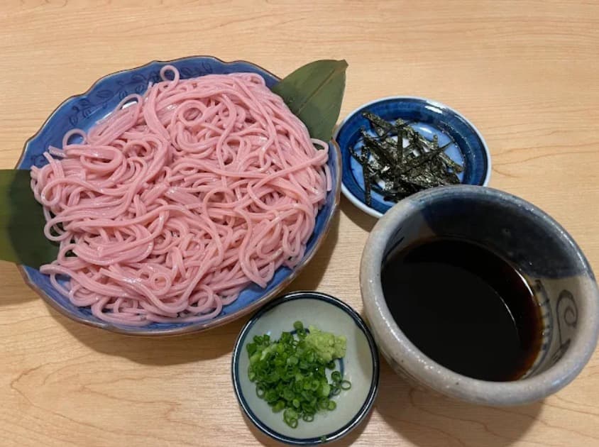 料理：ピンク色が鮮やかなすし七㐂の梅そば