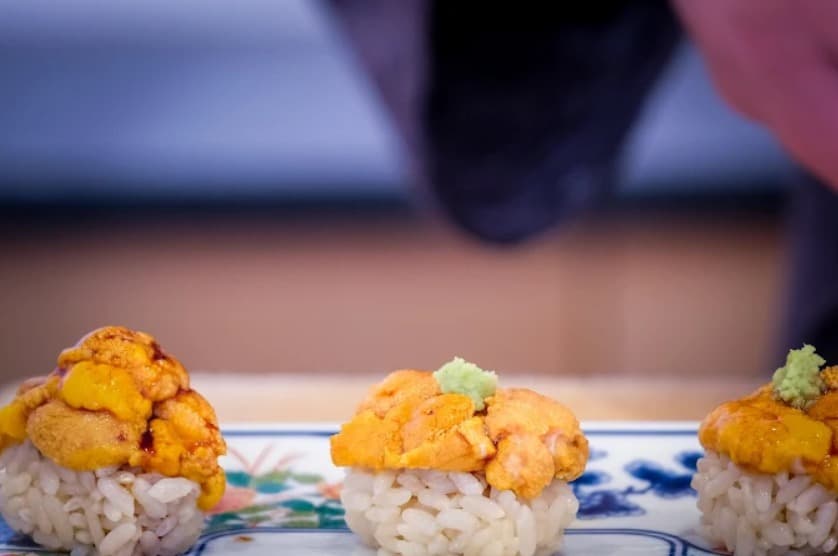 料理：見た目にも楽しめるすし七㐂のウニ