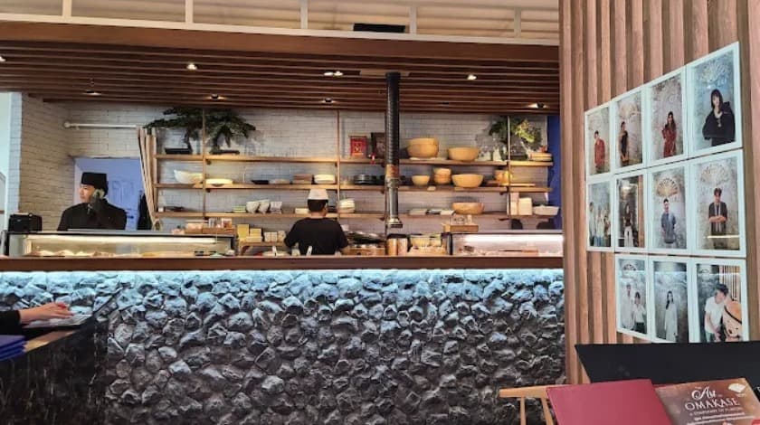 店内：木と石で作られたナチュラルな雰囲気のSUSHI SEKIの店内