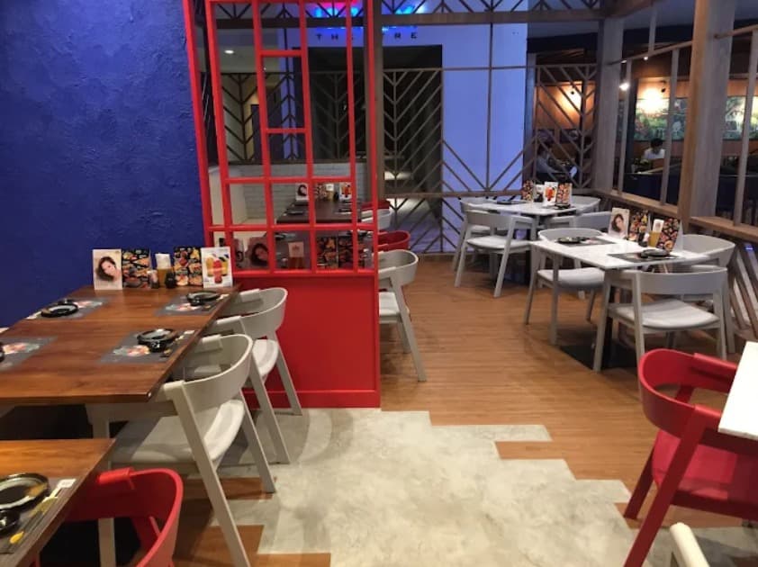 店内：友人や家族と楽しめるSUSHI SEKIのテーブル席