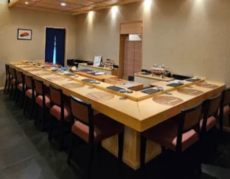 店内：開放感のあるL字型の寿司 赤酢のカウンター席