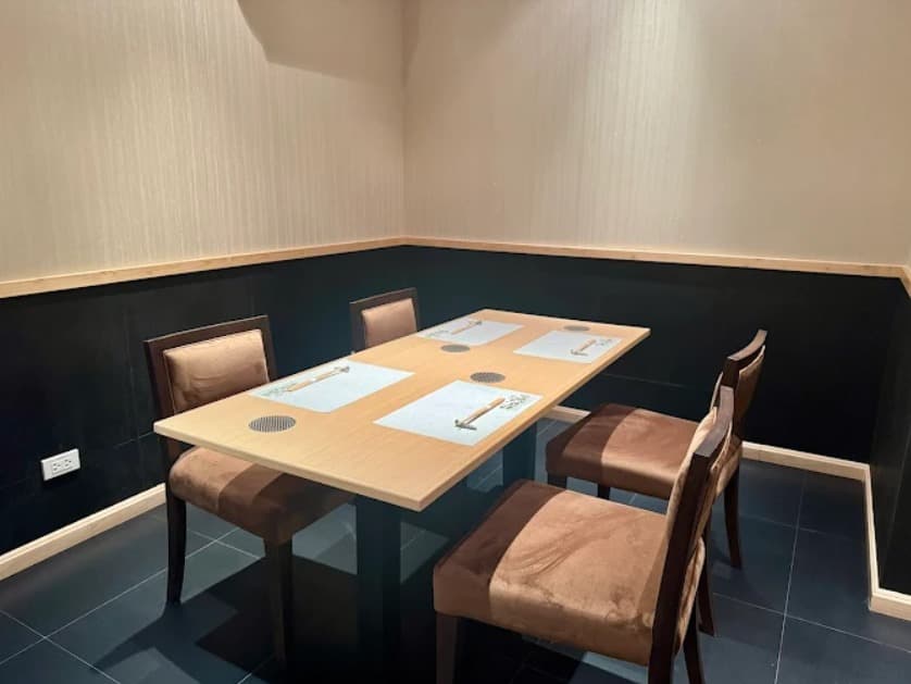 店内：大切な会食にも使用できる寿司 赤酢のテーブル席