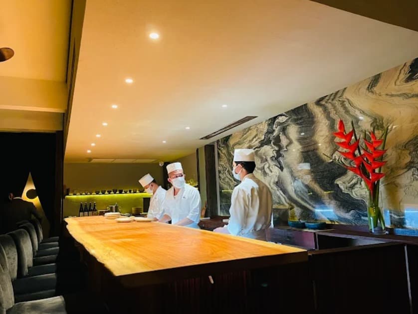 店内：鮨 雅人のカウンター席で職人の技を堪能