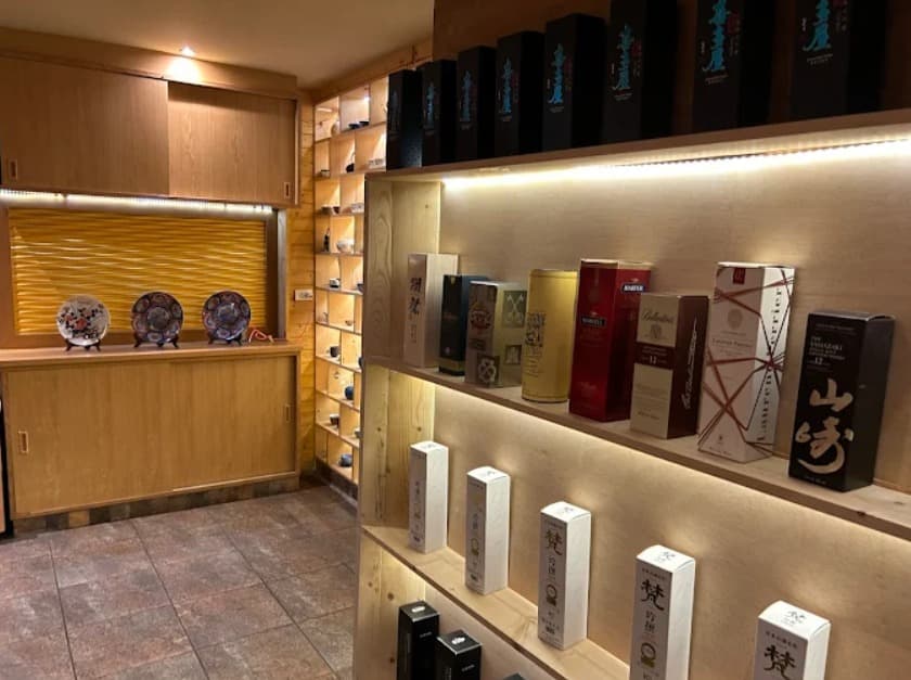 店内：日本各地の名酒が並ぶ寿司十番 本店 SUSHI JUBAN Asok Branchの店内