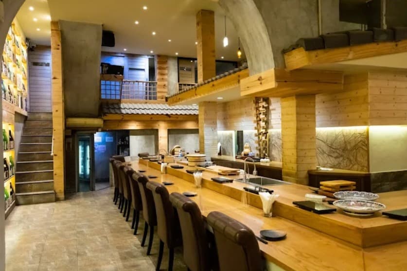 店内：厨房を取り囲んだ寿司十番 本店 SUSHI JUBAN Asok Branchのカウンター席