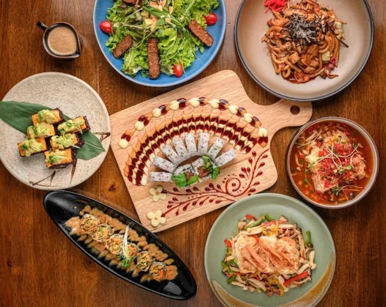 料理：見た目の華やかさも楽しめるますまき寿司バーの料理