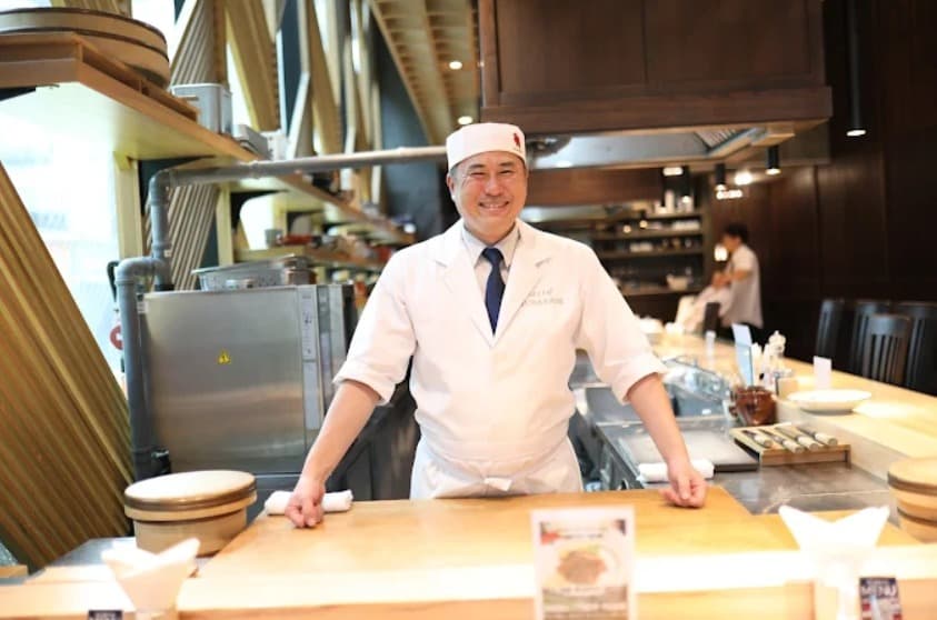店内：職人の技を体感できる天翔(TEN-SHOW Live kitchen)のカウンター席