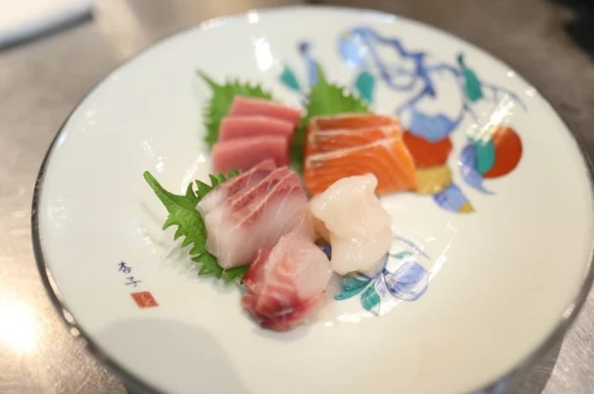 料理：徹底した管理のもとで仕入れる天翔(TEN-SHOW Live kitchen)の刺身盛り
