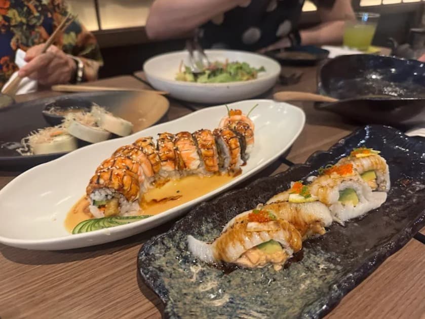 料理：インパクトのある見た目のイサオの巻き寿司