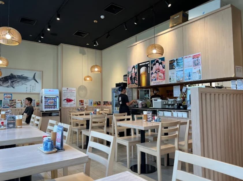 店内：白木の明るい雰囲気の定食のどらやのテーブル席