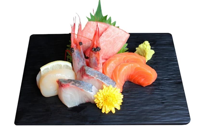 料理：日本と変わらない味わいの定食のどらやの刺身盛り