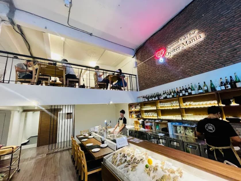 店内：ワインが豊富に揃ったオイスターマニア/Oyster maniaの店内