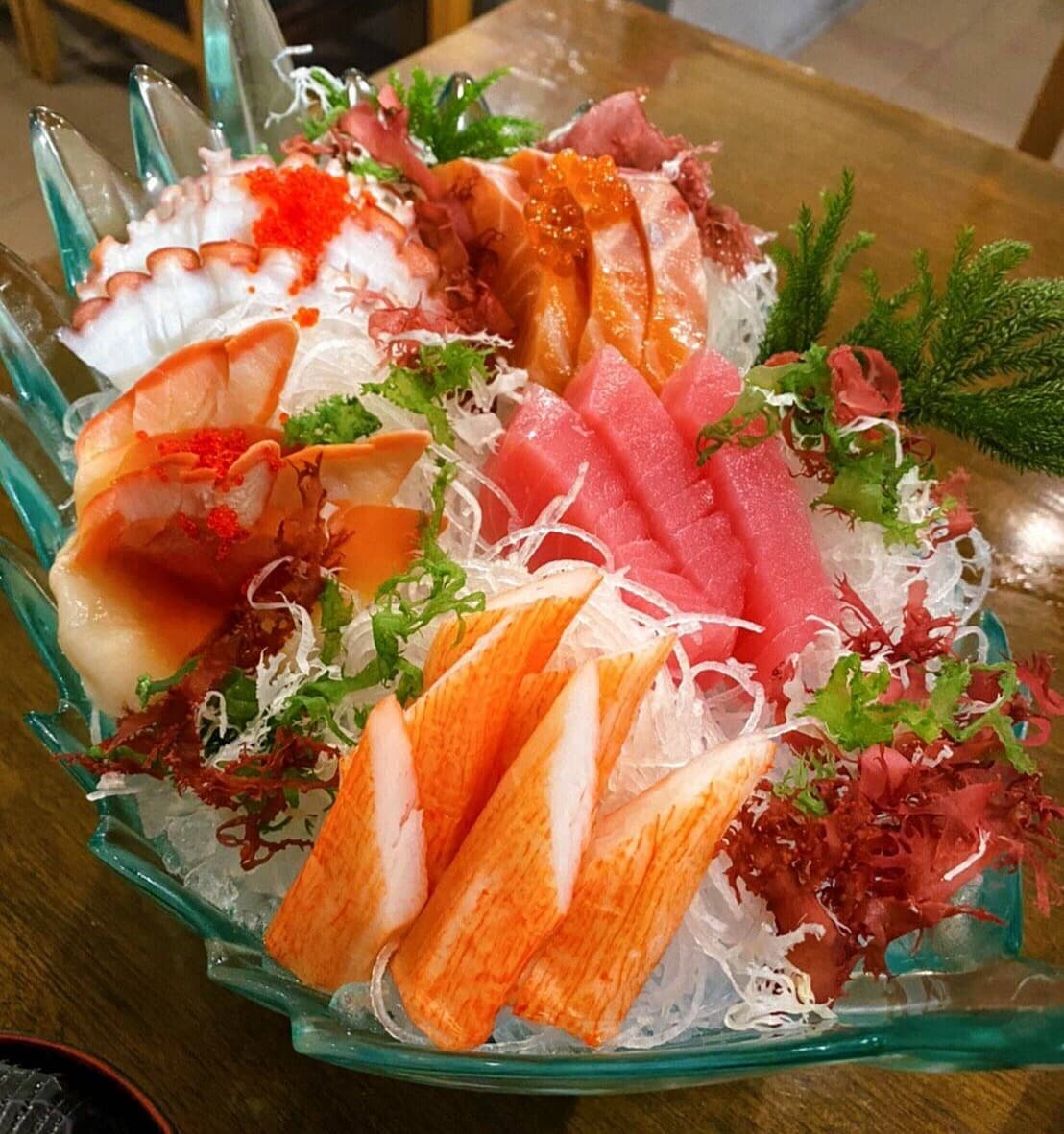 サーモンやマグロ、タコなどを氷の上に盛り付けた華やかな刺身盛り合わせ