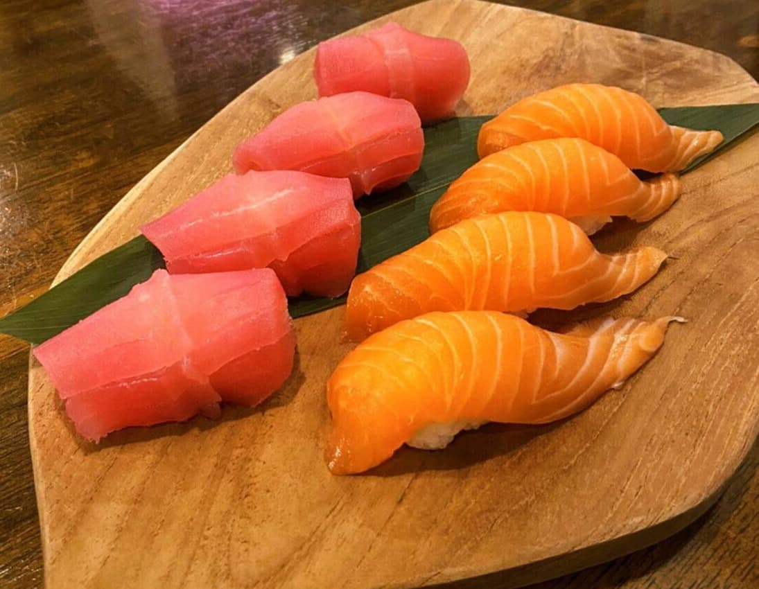 木製プレートに並べられたマグロとサーモンの握り寿司