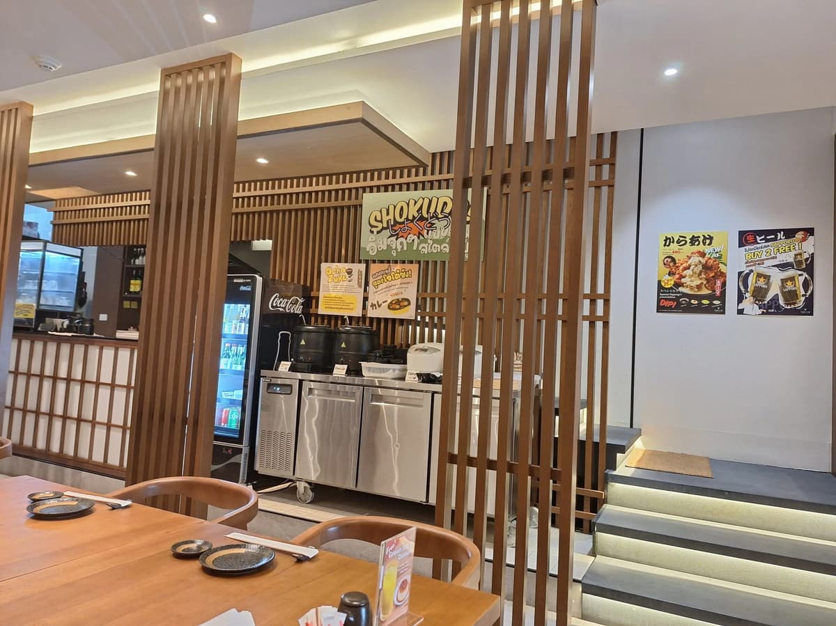 内装：気軽に足を運べるエカマイのユリジン居酒屋の店内