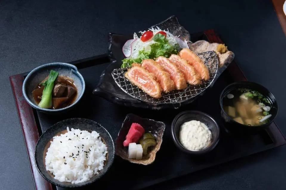 料理：味に定評があるエカマイにあるユリジン居酒屋の定食