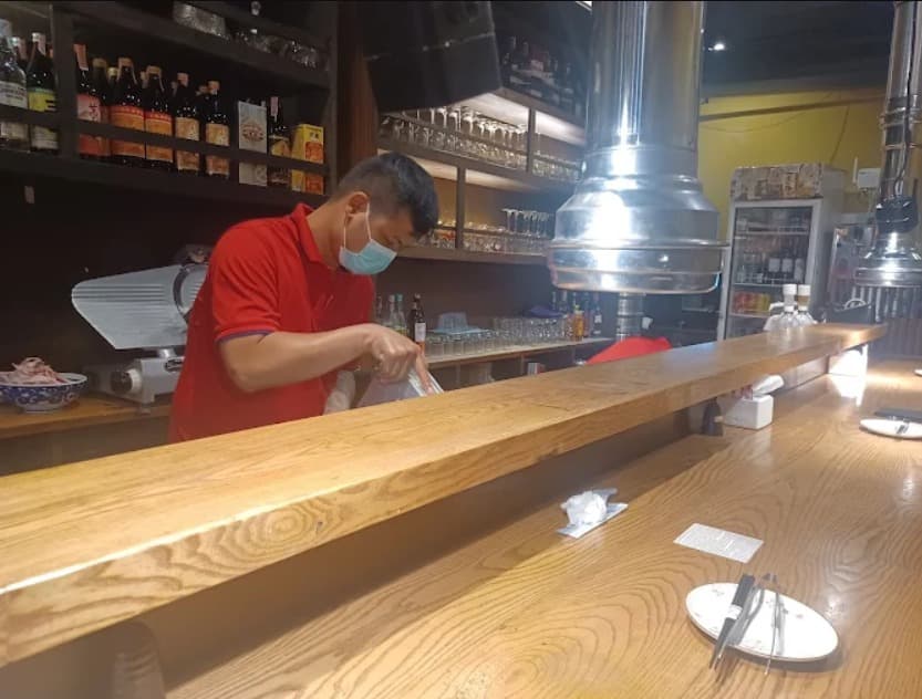 店内：木目を基調とした焼肉ホルモン がるしあ YAKINIKU GARCIAのカウンター席