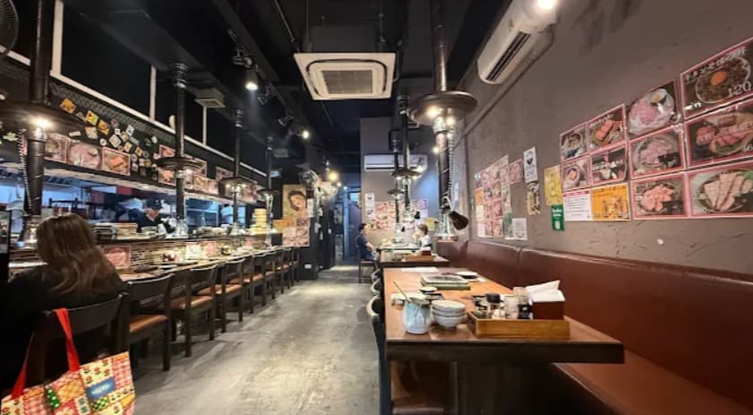店内：気軽な飲み会にピッタリなやきにく おにくとごはん。のテーブル席