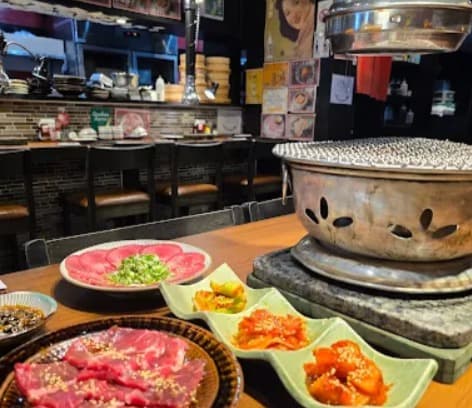 店内：網で焼くやきにく おにくとごはん。の焼肉
