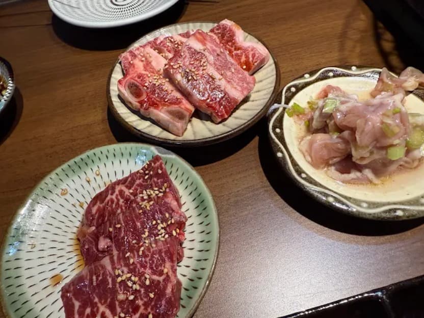 店内：利用しやすい価格のやきにく おにくとごはん。のカルビやホルモン