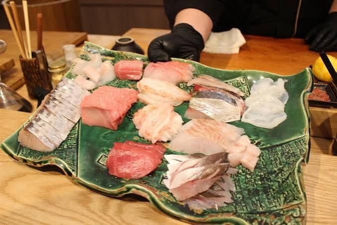 料理：エカマイにあるはんげつの豪華なコース料理