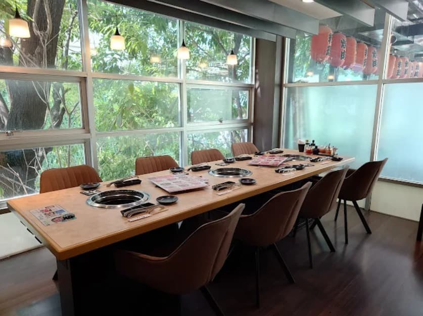 店内：ゆっくり会話を楽しめる肉匠のテーブル席
