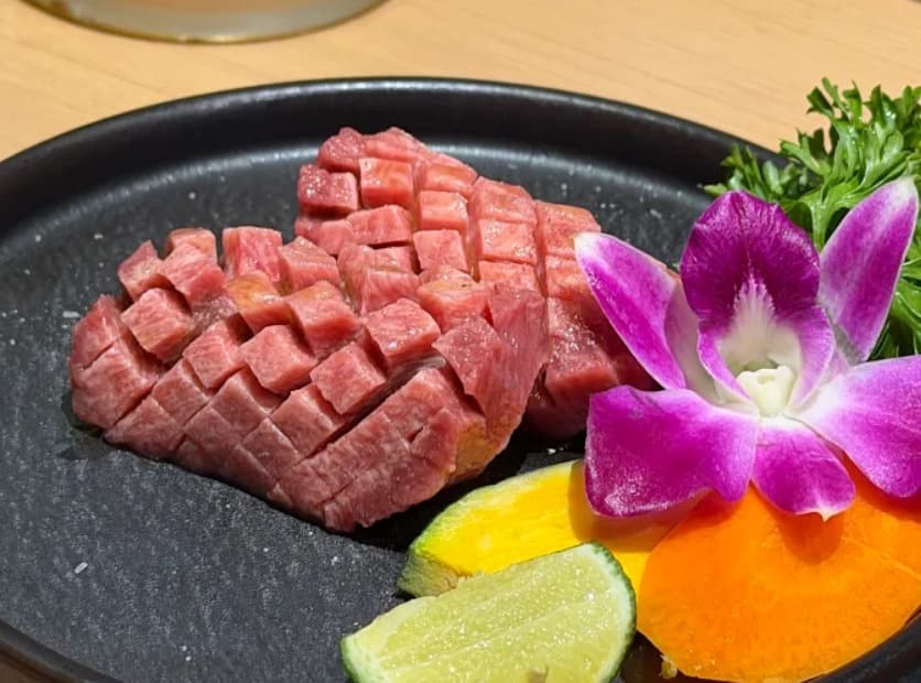 料理：絶妙な食感と旨味の肉匠の花咲タン