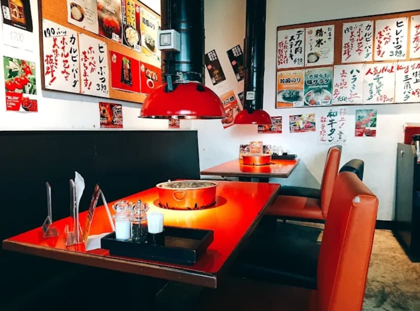 店内：適度に仕切られた焼肉 スタミナ苑 日本街店のテーブル席