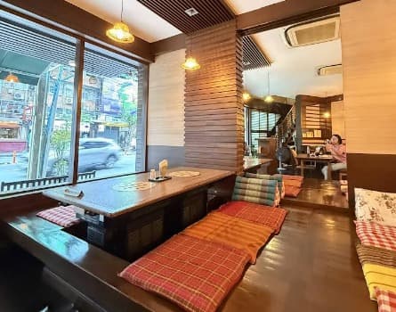 それぞれの画像に適した日本語のAltタグ（代替テキスト）をご提案します。  Restaurant Seoul (1).png / Restaurant Seoul (1).jpg （1枚目：店内の様子）  alt="掘りごたつ式の座敷席がある落ち着いた雰囲気の焼肉店内の様子。
