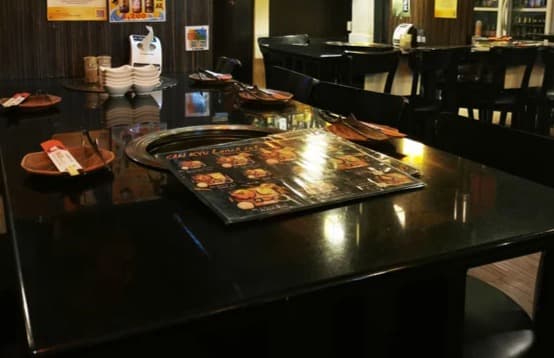 焼肉三休 アソーク店の店内
