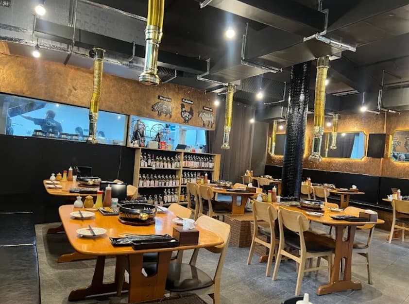 店内：深夜帯でも便利なTokyo Grill 31 炉庵離れのテーブル席