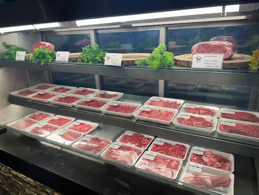 店内：特上カルビやロース、赤身肉が並ぶ銀座堂 スクンビット26店の店内