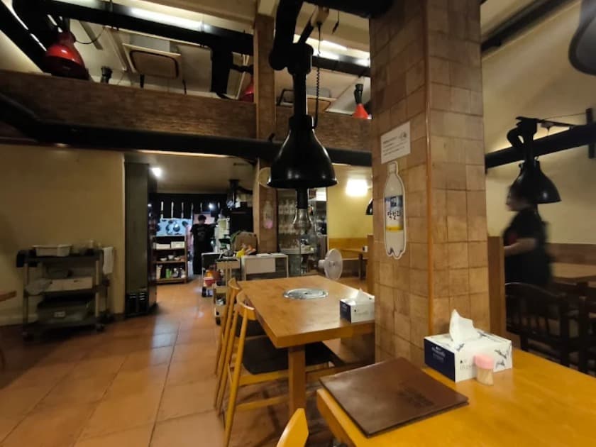 店内：グループ利用に便利な七輪焼肉 金太郎のテーブル席