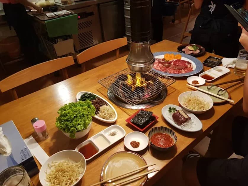 店内：炭火七輪で楽しむ七輪焼肉 金太郎のテーブル席