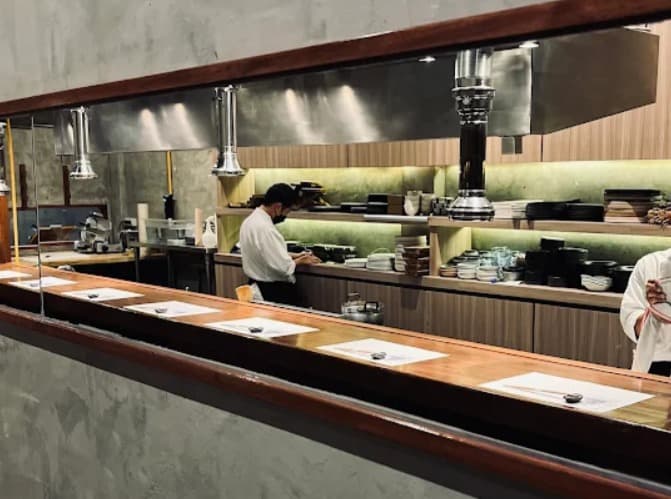 店内：職人の技を間近で見られるにく処 鈴㐂のカウンター席