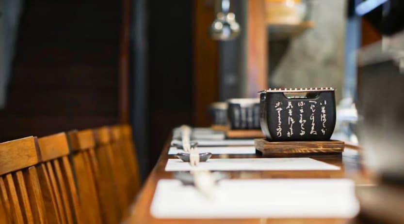 店内：お一人様でも利用しやすいにく処 鈴㐂のカウンター席