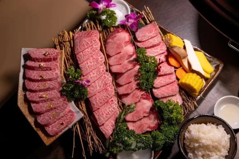 料理：カルビ・ミスジなどが揃った東京 XXXの4種セット
