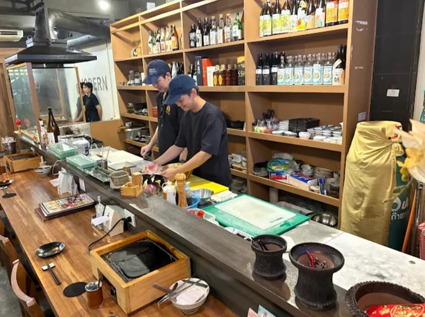 店内：じっくり焼き上げる富士山溶岩焼き モダンのカウンター席