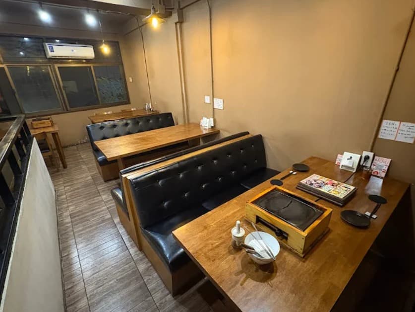 店内：遠赤外線の熱で焼く富士山溶岩焼き モダンのテーブル席