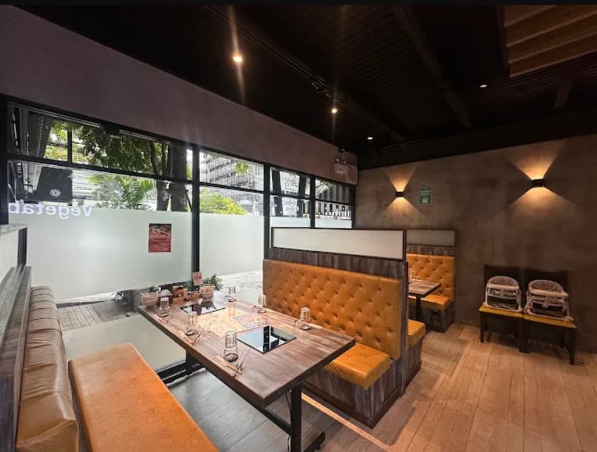 店内：広々としたNABEJIRO ShabuSuki Buffet なべジローのテーブル席
