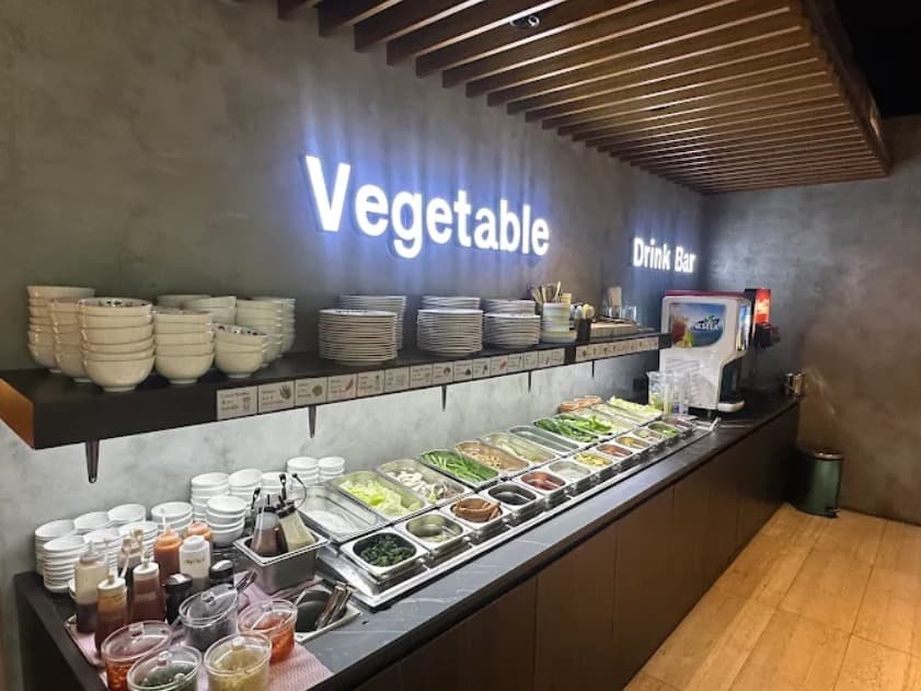 店内：自分で選べるNABEJIRO ShabuSuki Buffet なべジローの野菜バー