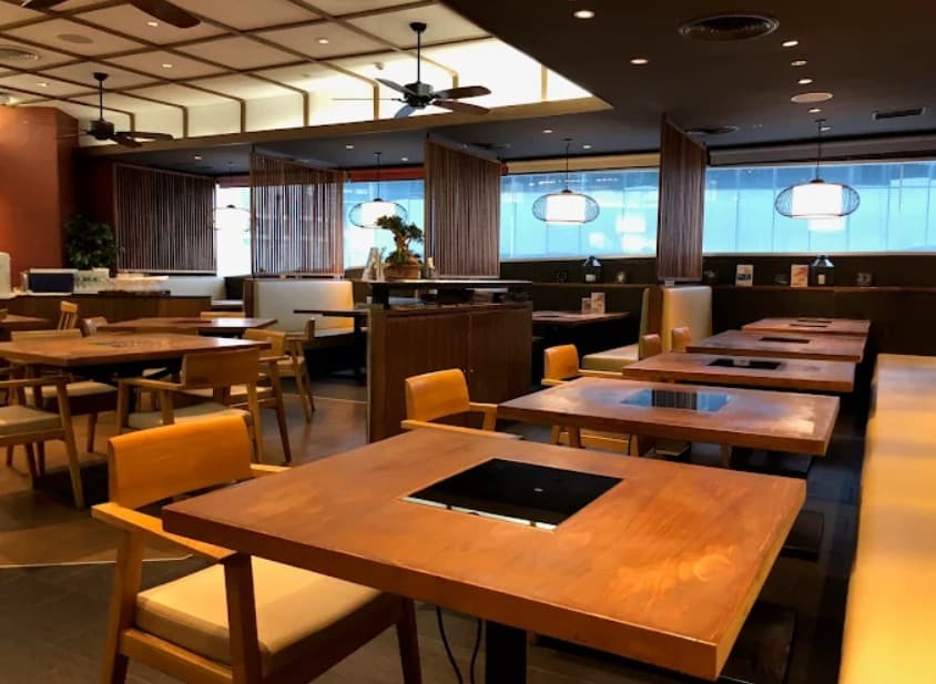 店内：開放的な銀座しゃぶ天のテーブル席