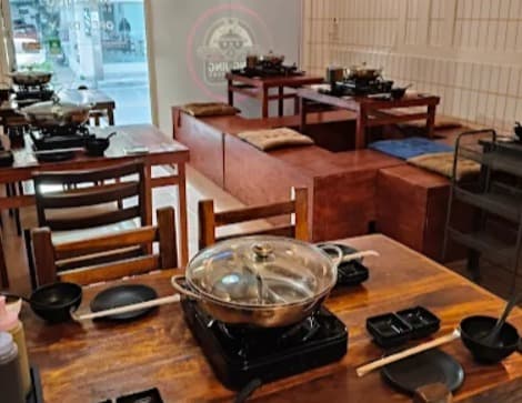 店内：Jing Jing Shabu Shabuのテーブル席