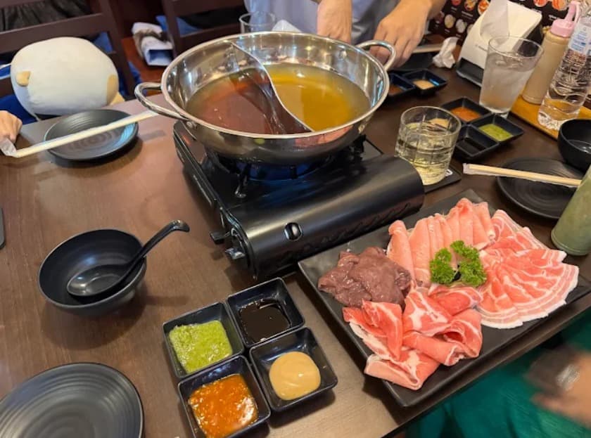料理：2種類のスープが選べるJing Jing Shabu Shabuのしゃぶしゃぶ